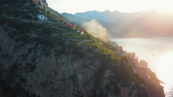 Воздушный Снимок Деревни Амальфи Скале Время Солнце Светит Чистую Воду — стоковое видео
