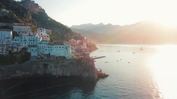 Solen Skiner Den Vackra Staden Atrani Med Tydlig Bild Cliffside — Stockvideo