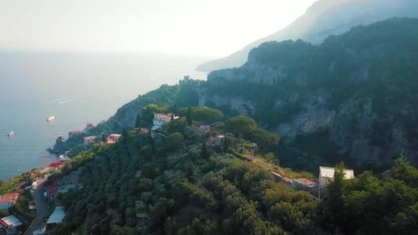 Antenn Skott Visar Pittoreska Byarna Amalfi Veside Klippan Mot Berget — Stockvideo