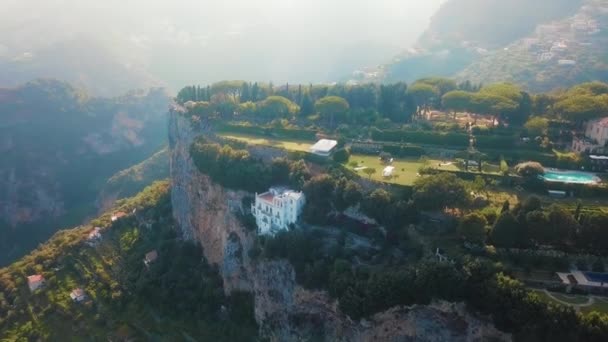 Tekneler Yeşilliklerle Muntain Üst Üzerinde Bir Açık Sabah Gün Amalfi — Stok video
