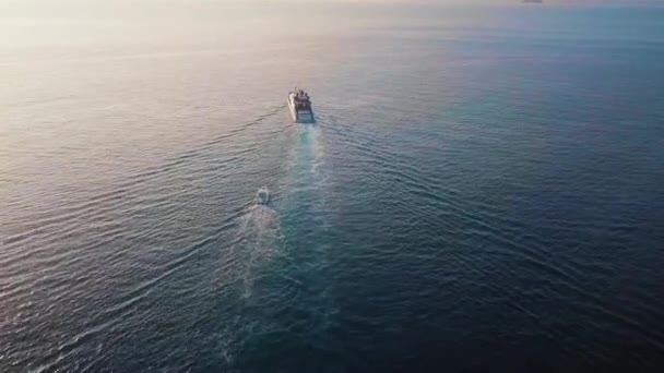Átfogó Kilátás Nyílik Amalfi Coastand Szikla Oldalán Falut Egy Yacht — Stock videók