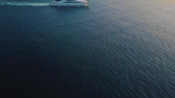 Vue Yacht Naviguant Large Des Côtes Amalif Par Une Matinée — Video