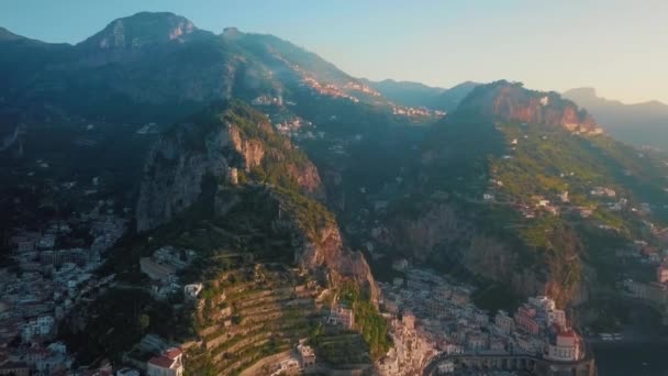 Een Panoramisch Uitzicht Bergen Amalfi Met Een Glimp Van Zee — Stockvideo