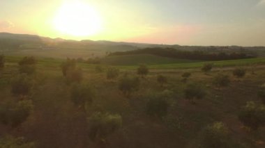 Güneş ayarının dağ silsilesi yukarıda ve Tuscany alanları aşağı nefes alma görüntülenmesini.