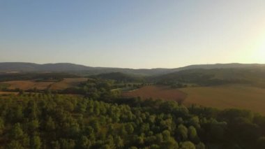 360 derece panoramik görüntü günbatımı ile kamera objektif yansıtan renkli yapraklara sırasında Toskana alanlarının.