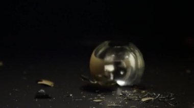 Altın Noel ağacı süsleme düştü ve parçalara paramparça.