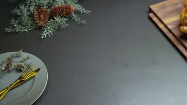 Servindo Delicioso Pato Assado Caseiro Para Véspera Natal — Vídeo de Stock
