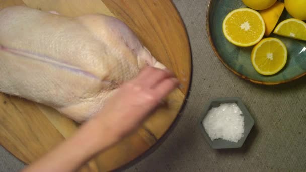 Würzen Der Ente Mit Salz Auf Einem Holzbrett Und Orangen — Stockvideo