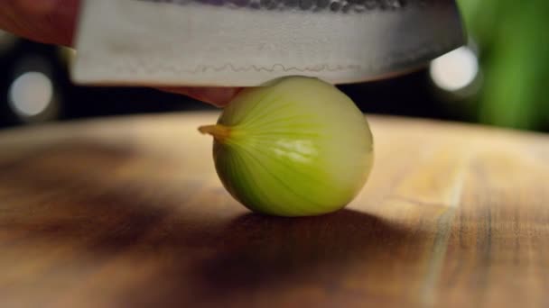 Cortar Cebolla Verde Mitades Sobre Una Tabla Madera — Vídeos de Stock
