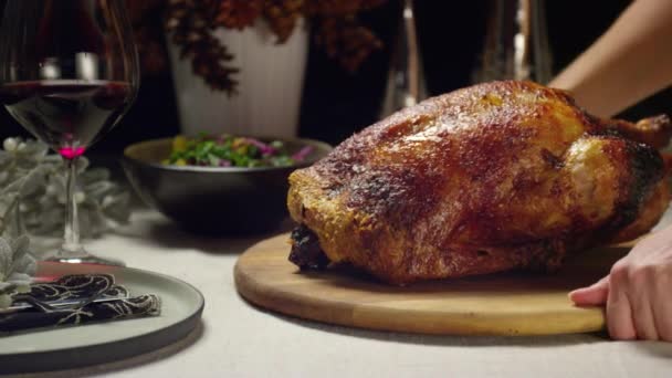 烤鸭服务在一个木砧板上的桌子设计与圣诞装饰 — 图库视频影像