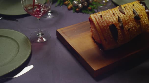 Изысканная Рождественская Свинина Подается Деревянной Табличке Красным Вином Стороне — стоковое видео