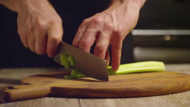 Chef Coupant Céleri Sur Une Planche Découper Ronde Bois Pour — Video