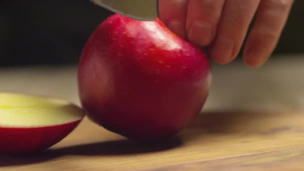 Червоне Яблуко Розрізають Нарізають Дерев Яну Дошку Готуючись Різдва — стокове відео