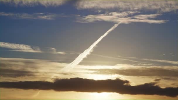 Hızlandırılmış Bir Ateşli Güneş Ayarının Mavi Gökyüzü Karşı Kara Bulutlar — Stok video