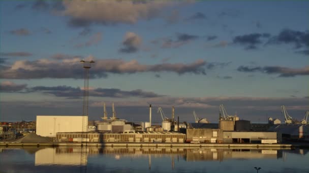 Handelshafen Sonnenuntergang vor blauem bewölkten Himmel. — Stockvideo