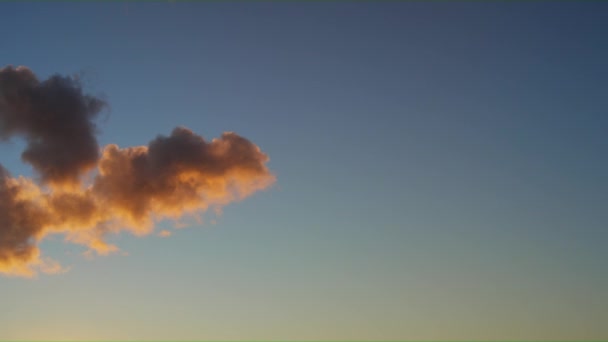 オレンジの雲のような煙が晴れた空に対して上昇します。 — ストック動画