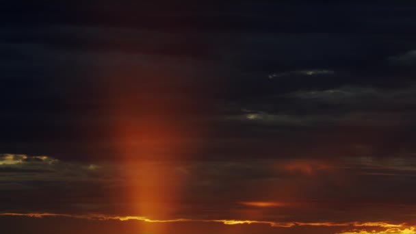 Ein Sonnenstrahl, der im Zeitraffer durch die Wolken steigt — Stockvideo