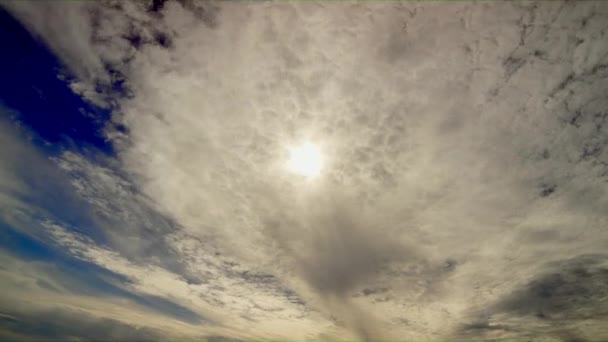 Um oceano de nuvens claras em um céu azul profundo cobre o tempo do sol — Vídeo de Stock