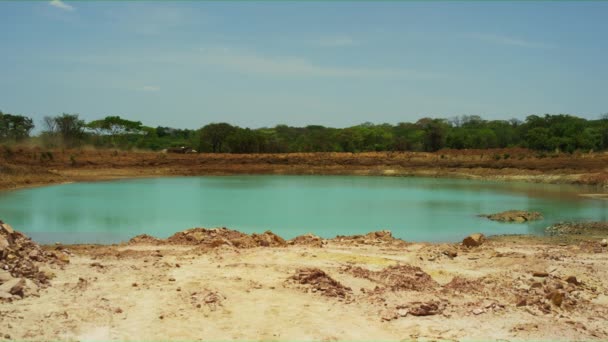 Caminhão Está Passando Pela Estrada Outro Lado Lago Uma Manhã — Vídeo de Stock