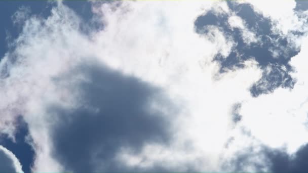 在天空中平静地漂浮着烟雾般的云彩的清晰视图 — 图库视频影像