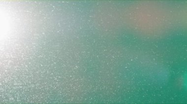 Tek bir damla düşer su os yüzünde güneş yansıtan.