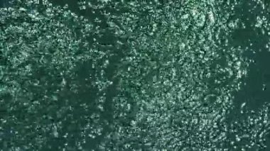 Güneşin yansıması bir mavi-yeşil su bir bardak