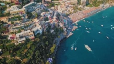 Positano deniz cliff ve lüks tekne ve yat görünümünü alarak bir nefes.