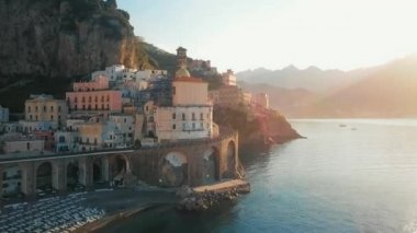 Nerede bir deniz mükemmel görünümü görebilirsiniz Amalfi cliff yan yol görünümünü.