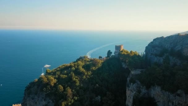 山の後ろで輝いて太陽として壮大なスカラー座村の航空写真 — ストック動画