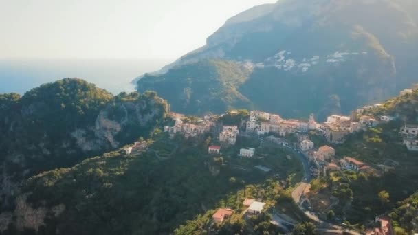 Воздушный Снимок Горной Деревни Амальфи Проблеском Закатных Лучей — стоковое видео