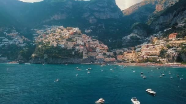 ポジターノの海から崖と豪華なボートやヨットの眺めを取る呼吸 — ストック動画