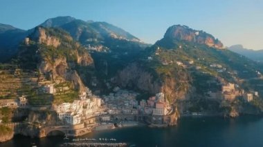 Kuş-göz görüş-Atrani cliff köyleri ve turistik moutnaine aralıkları ve arka plan mavi gökyüzüne.