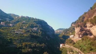 Dağ Güneş muhteşem Scala köyünün havadan bir görünümü parlar.