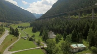 Avusturya dağ yanında Otoban