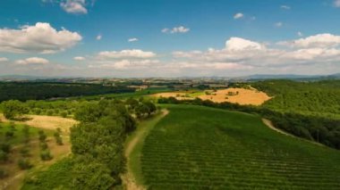 Tuscany panoramik manzara tarım arazileri ve dağ, Hyperlapse ile