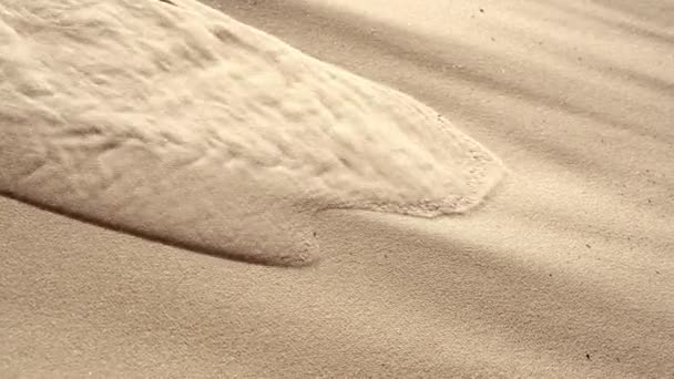 Tiro Perto Uma Costa Areia Ser Lavada Por Uma Pequena — Vídeo de Stock