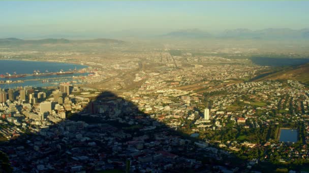 Μια Σκιά Ενός Βουνού Προσπέρασμα Της Πόλης Μέχρι Γυρίζει Σκοτάδι — Αρχείο Βίντεο