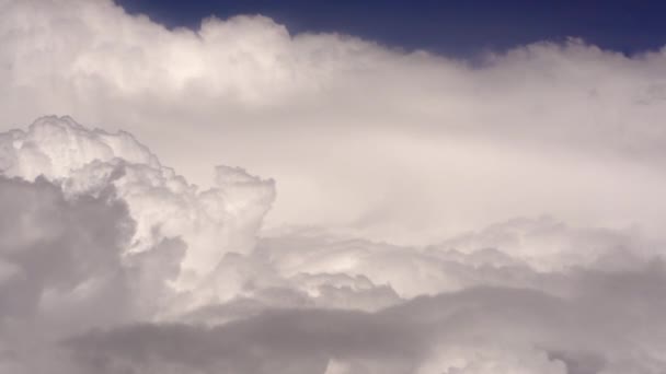 Close Nuvens Movendo Vislumbre Céu Azul Fundo — Vídeo de Stock