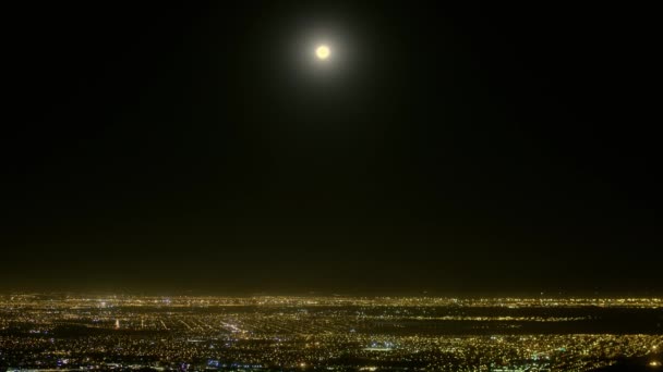Pełnia Księżyca Nad Setki Migotanie Światła Miasta — Wideo stockowe