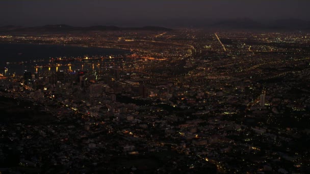 Güney Afrika Sahillerinde Şehrin Gece Hava Bir Çekim Ekranın Sonuna — Stok video