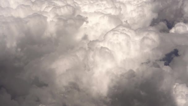 Nubes Blancas Grises Que Cubren Cielo Azul Una Luz Que — Vídeo de stock