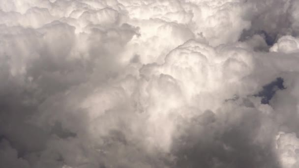 Weiße Und Graue Wolken Bedecken Den Blauen Himmel Und Ein — Stockvideo