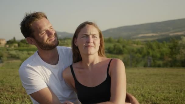 Ein Süßer Blick Auf Ein Glückliches Junges Paar Das Sich — Stockvideo