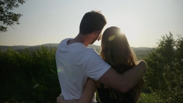 Jovem Casal Abraçando Romanticamente Enquanto Admira Beleza Natureza — Vídeo de Stock