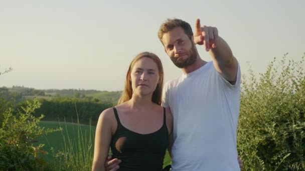 Feliz Jovem Casal Admirando Natureza Pôr Sol Enquanto Campo Abraços — Vídeo de Stock