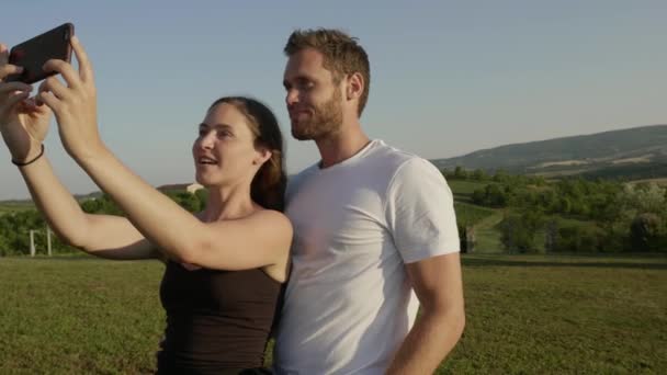 若いカップルは背景の山の画像完璧なビューと一緒に Selfie — ストック動画