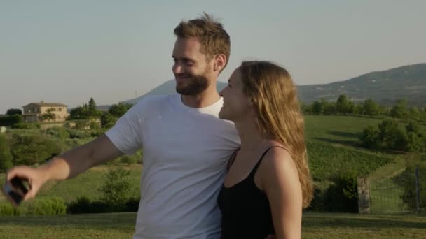 カメラを持って若い男と彼の妻 Selfie 彼らの休暇に — ストック動画