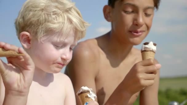 Dois Meninos Felizes Comendo Cones Sorvete Durante Verão — Vídeo de Stock