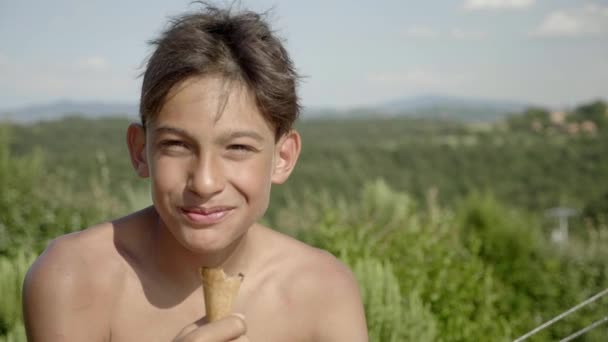 ファイルにチョコレート アイス クリーム コーンを食べて幸せな少年の夏の間に草 — ストック動画