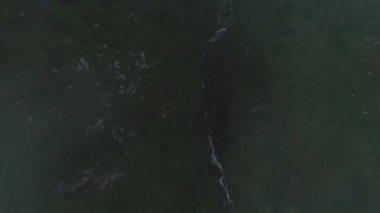 Hoddevik plaj rahatlatıcı bir görünümünü günbatımında yakalayan bir dron.